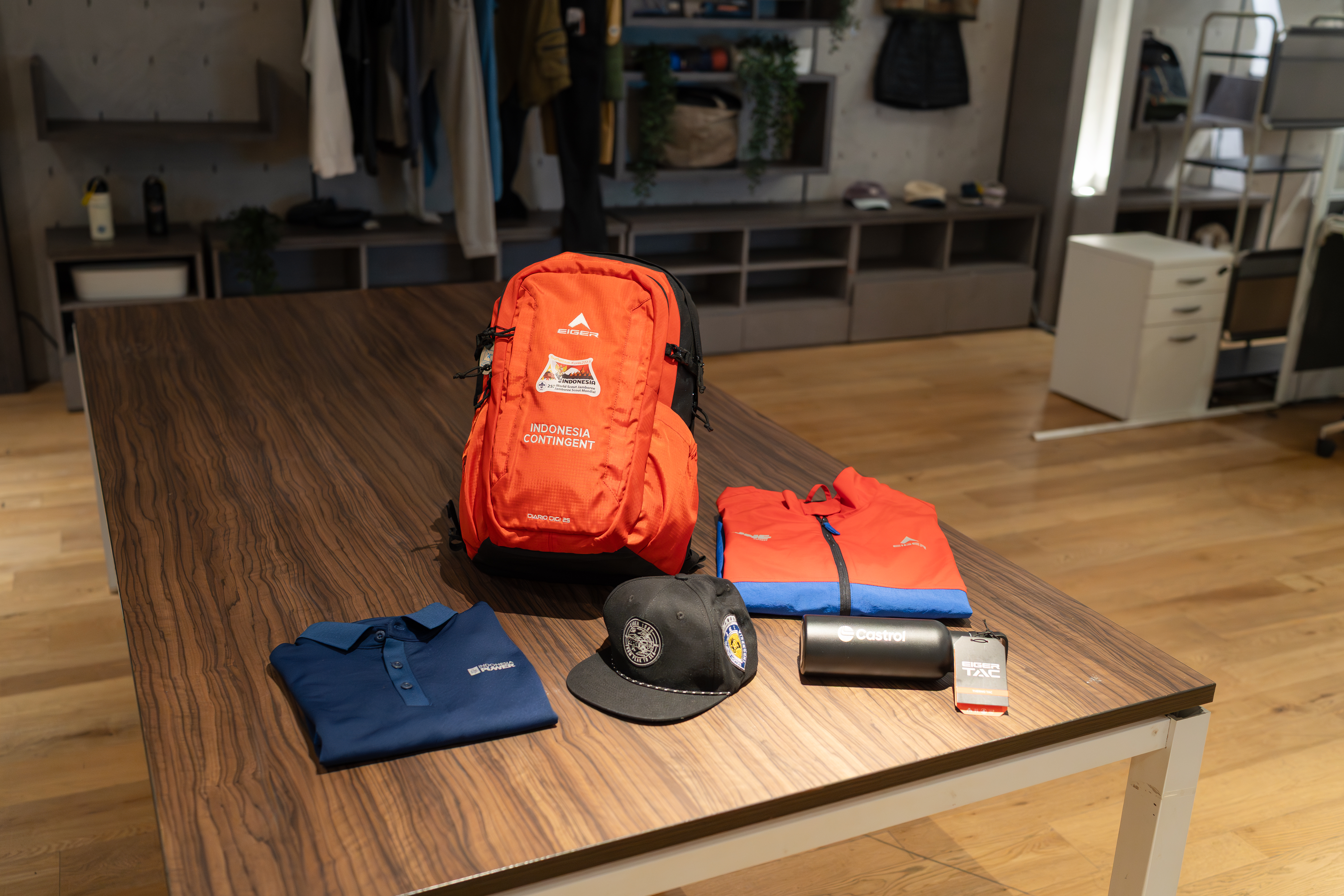 Paket produk EIGER Corporate Purchase, meliputi jaket, tas, topi, dan merchandise eksklusif. (Istimewa)